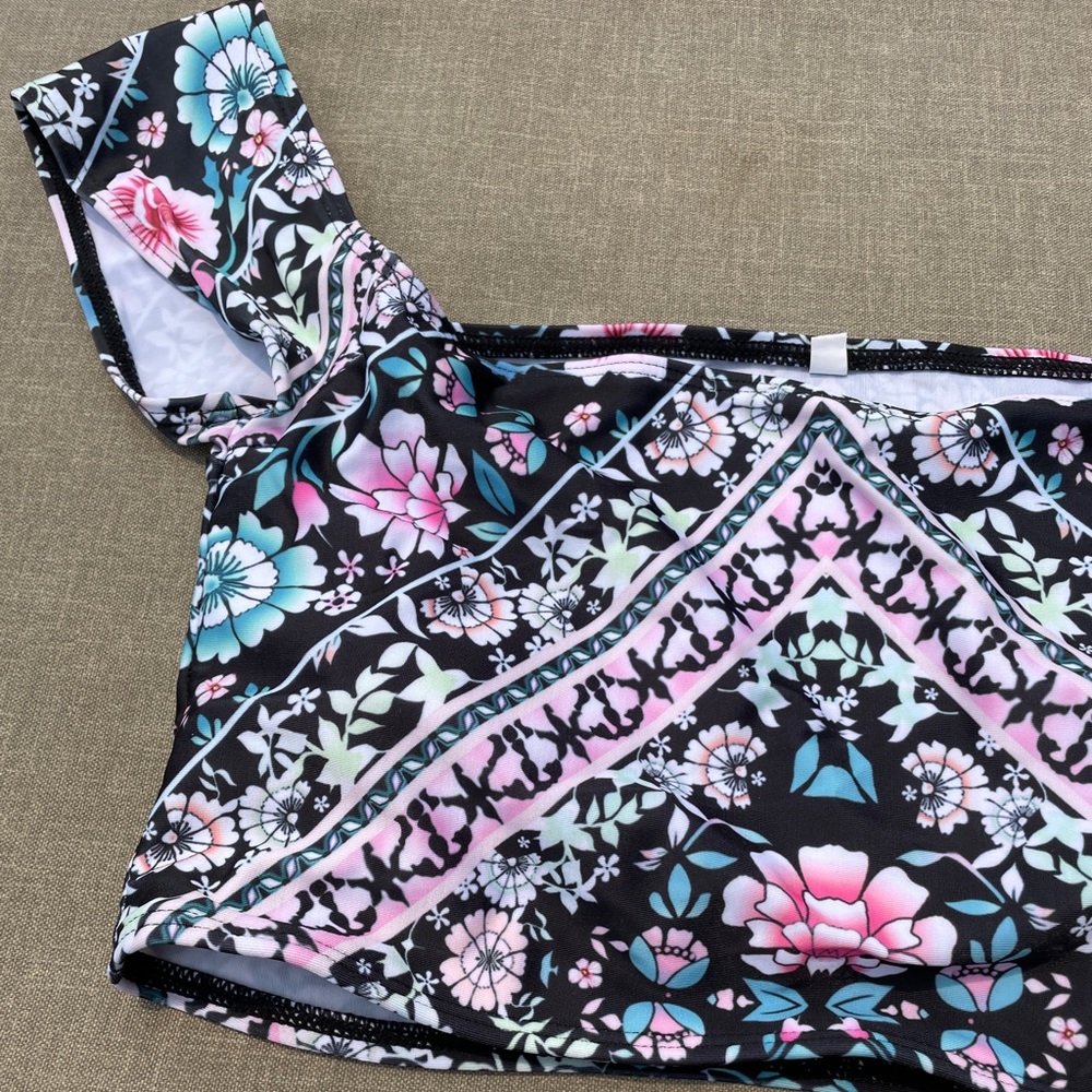Brand New Two Piece Bikini - Picture 2 of 5